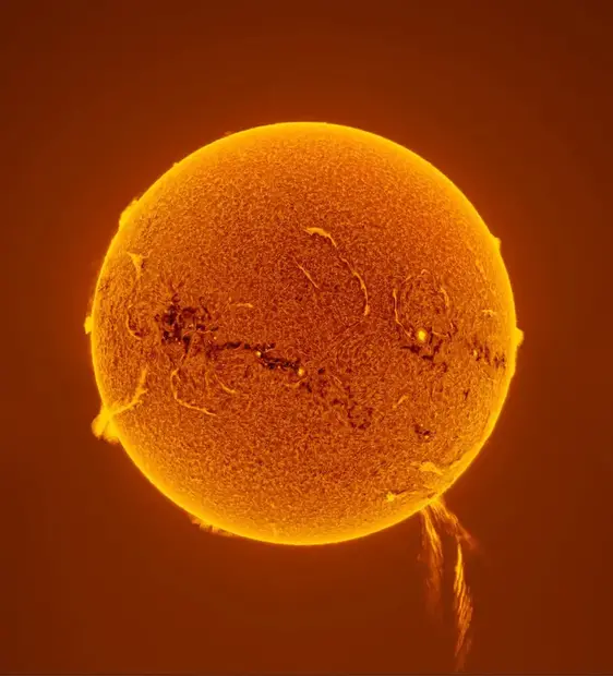 0-km-Solar-Prominence-Eruption-%C2%A9-PengFei-Chou.webp