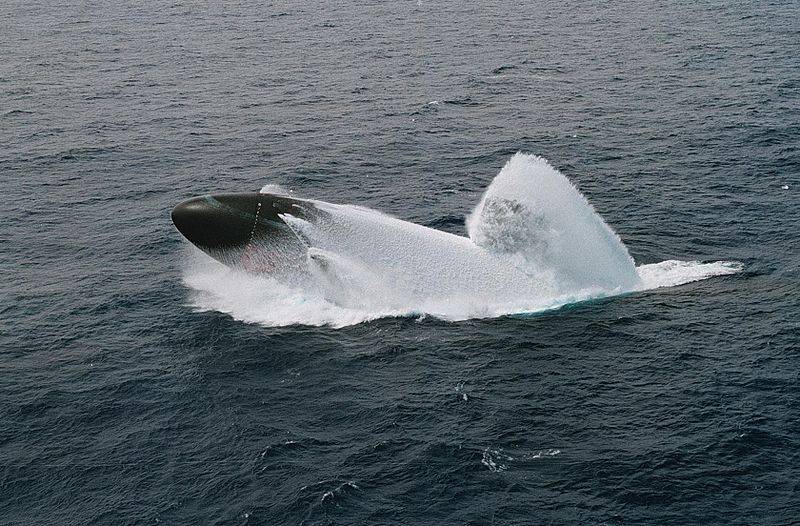 04-N-7726D-002_Submarine_Emergency_Surfacing_Drill.jpg