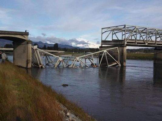 05230167&Ref=AR&MaxW=640&Border=0&I-5-bridge-collapses-near-Seattle-throwing-vehicles-into-river.jpg