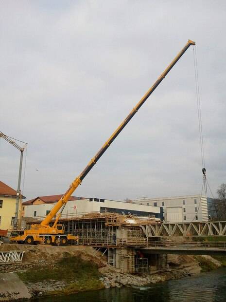 1440px-Truck-mounted_crane_building_a_bridge.jpg