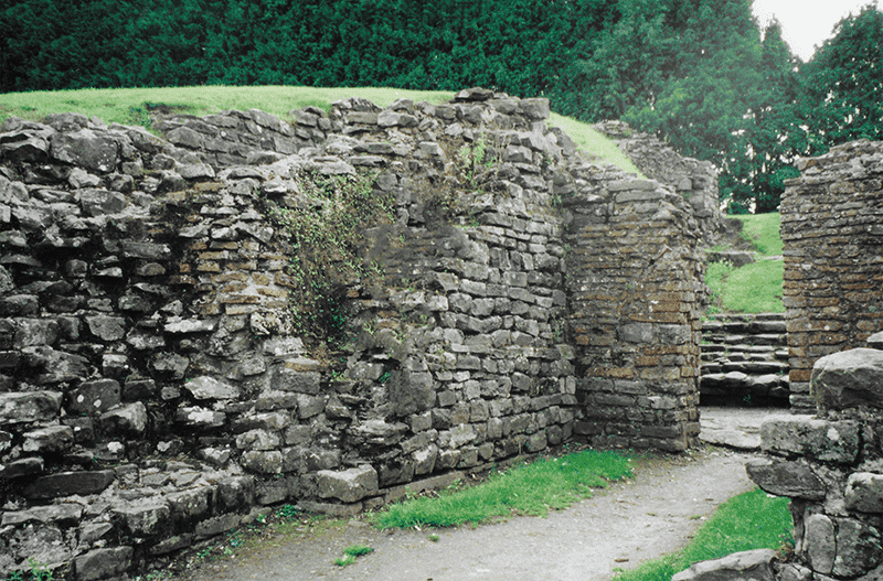 2 - Wales 4b - Roman amphitheater, Caerleon.png