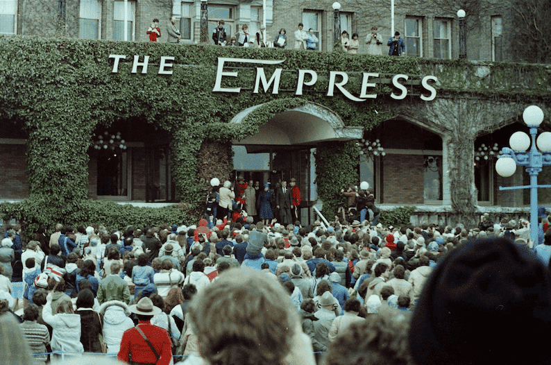 2017.04.01.pf.photo.UK.theme.the.queen.of.England.in.Victoria.BC.Canada.circa.1982.png
