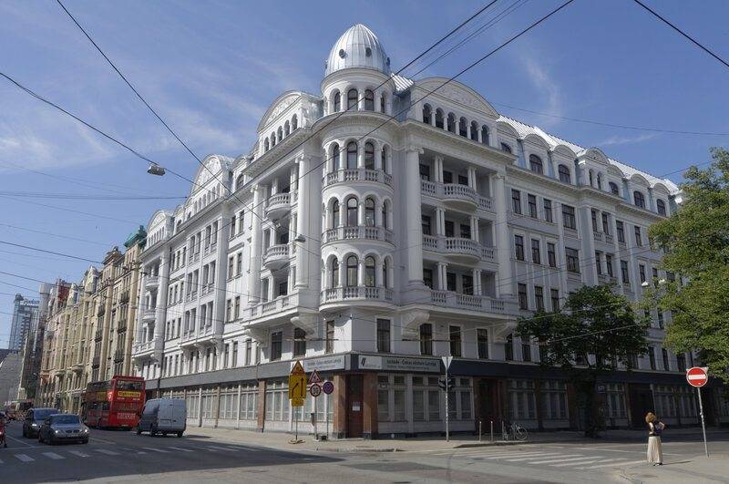 2017-07-29-Corner_house_in_Riga-JonasR.jpg