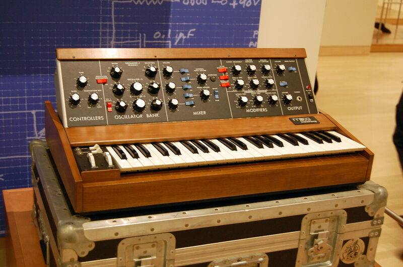 20px-Minimoog_model_D_%28early_1970s%29%2C_MIM_PHX.jpg