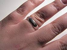 220px-Weddingring.JPG