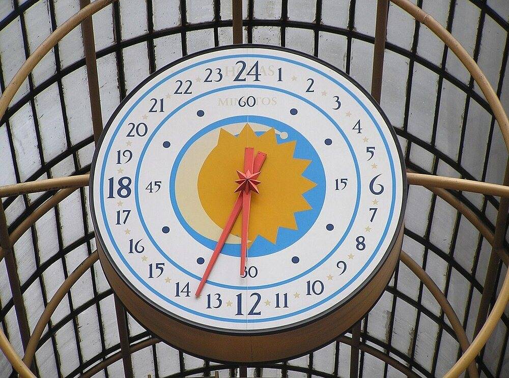 -24_hour_analog_clock_rua_24_horas_curitiba_brasil.jpg
