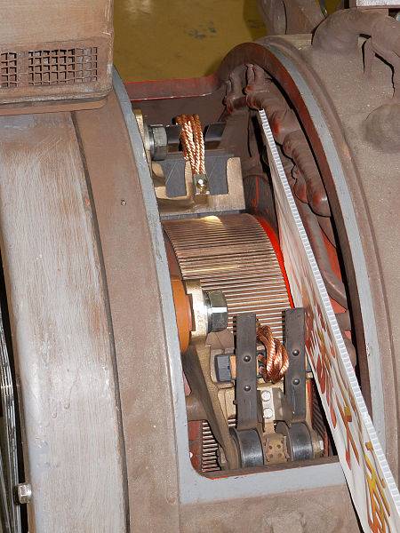 450px-Commutator-of-DC-traction-motor-01.jpg