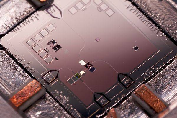 600px-QubitMechanicalResonator.jpg