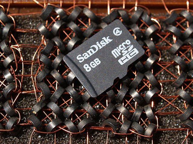 640px-8_bytes_vs._8Gbytes.jpg