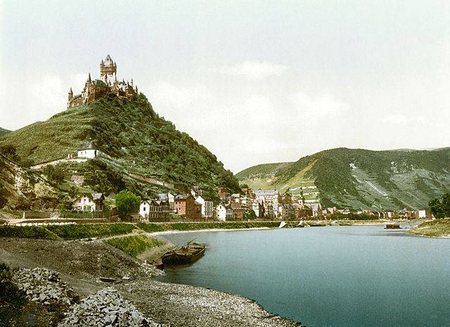 640px-BurgCochem1900.jpg