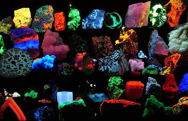 640px-Fluorescent_minerals_hg.jpg