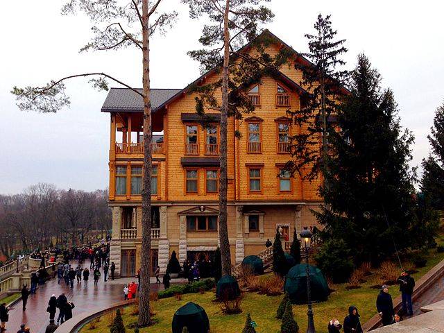 640px-Honka_in_Mezhyhirya%2C_side_view.jpg