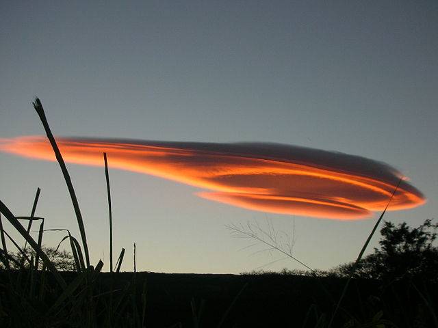 640px-Lenticular_Cloud_Formation%2C_Hawaii_Island.jpg