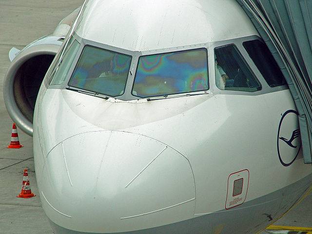 640px-LHcockpitWindow.jpg
