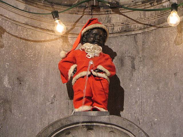 640px-Manneken_pis_xmas.jpg