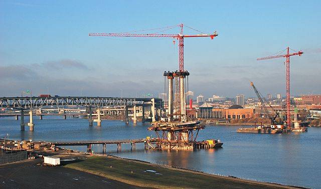 640px-Portland-Milwaukie_Light_Rail_Bridge_towers_under_construction_2013-1-12.jpg