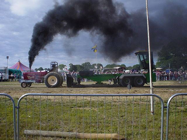 640px-Tractor_Pulling.jpg