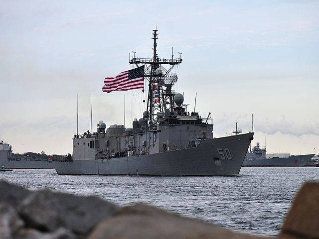 640px-USS_Taylor_%28FFG-50%29_leaving_Mayport_in_January_2014.JPG