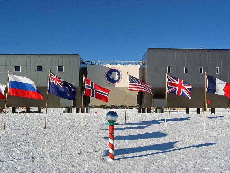800px-Amundsen-scott-south_pole_station_2007.jpg