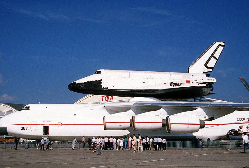800px-Buran_on_An-225_%28Le_Bourget_1989%29_1.JPE