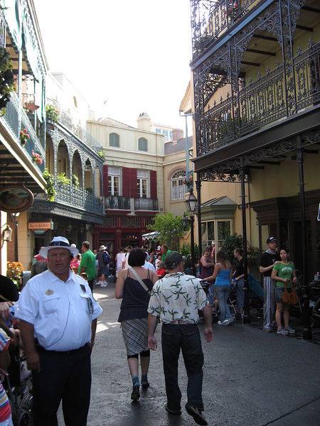 800px-Disneyland-NewOrleansSquare_01.jpg