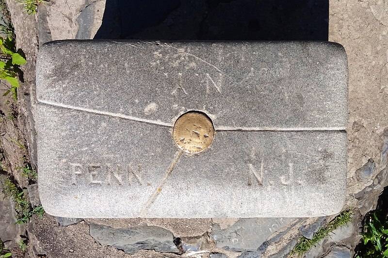 800px-NJ-NY-PA_Tri-States_Monument_-_2013_top_view.jpg