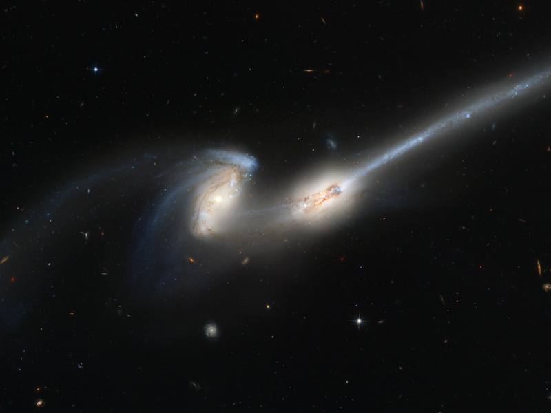 _4676_%28captured_by_the_Hubble_Space_Telescope%29.jpg
