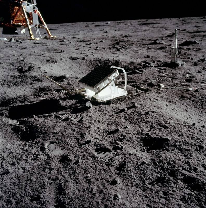 Apollo_11_Lunar_Laser_Ranging_Experiment.jpg