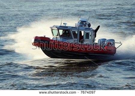 ck-photo-speedboat-cruising-the-sea-hydroplaning-at-high-speed-identifying-marks-removed-7674097.jpg