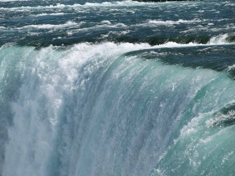 Closeup_of_Horseshoe_Falls.jpg