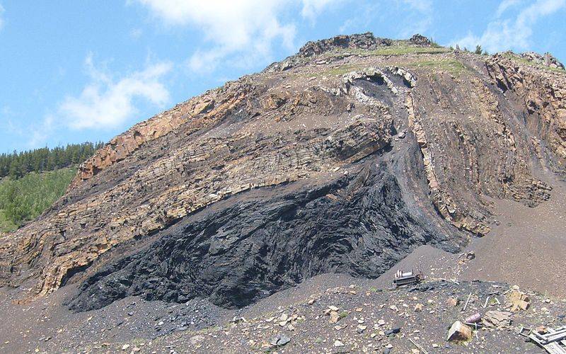 Coal_Mine_near_Crowsnest_Pass%2C_Alberta%2C_Canada.jpg