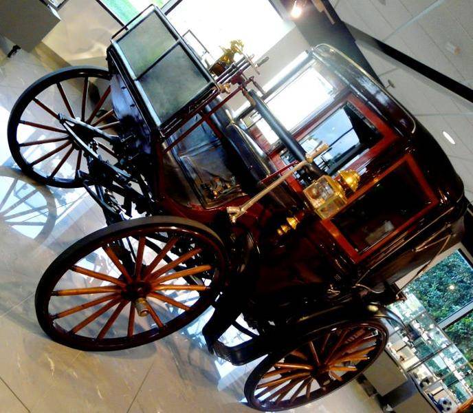 daimler-horseless-carriage.jpg