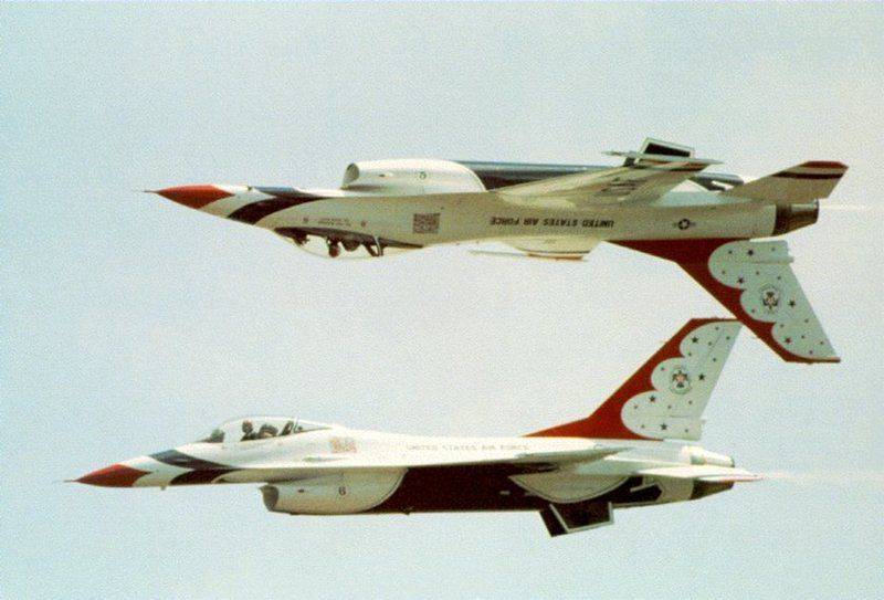 F-16(c)Thunderbirds.jpg