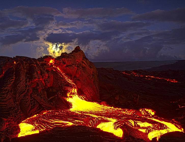 Which volcano has the greatest fire lake?