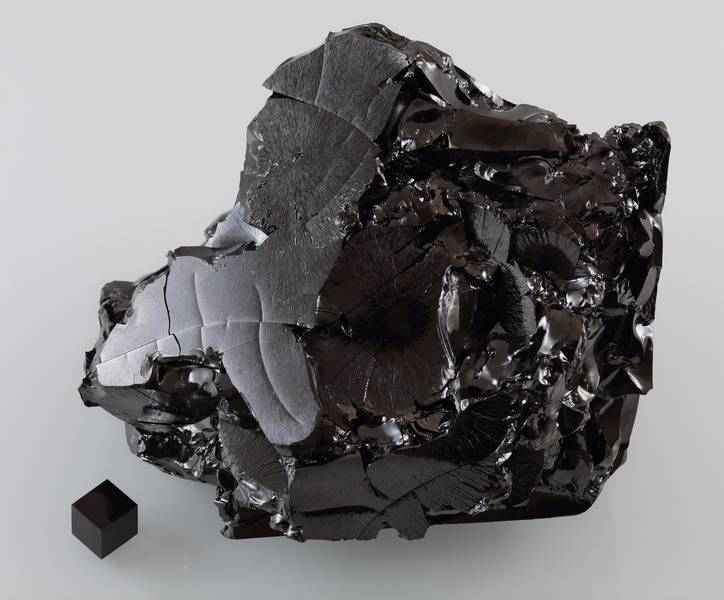 Glassy_carbon_and_a_1cm3_graphite_cube_HP68-79.jpg