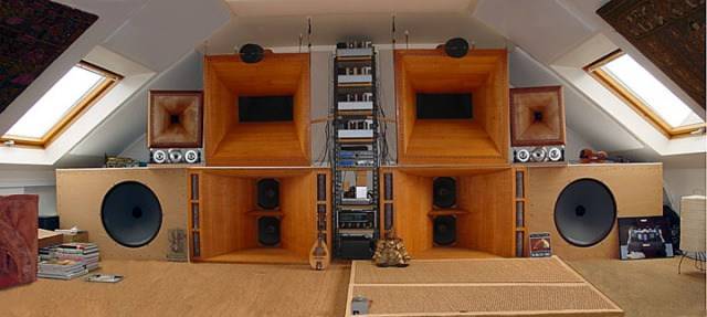 Horn_speakers_in_France.jpe