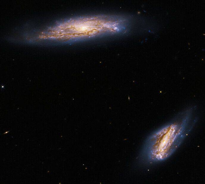 hubble_ic563_564_7_flat_final.jpg