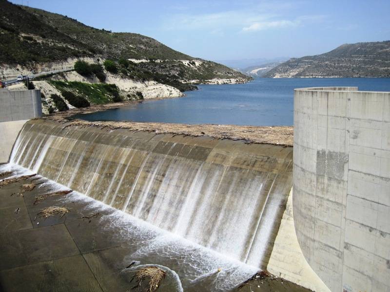 Kouris_Dam_-_overflow_day_8_April_2012.jpg