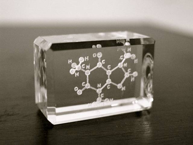 Laser_glass_sculpture_caffeine_molecule.jpg