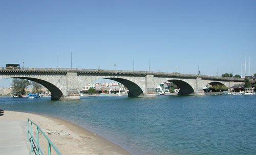 London_Bridge%2C_Lake_Havasu%2C_Arizona%2C_2003.jpg