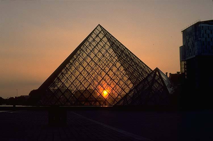 louvre.nuit-pyramide.jpg
