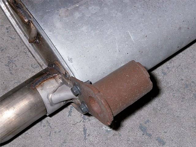 mump_0612_06z+2005_ford_mustang+vibration_damper.jpg