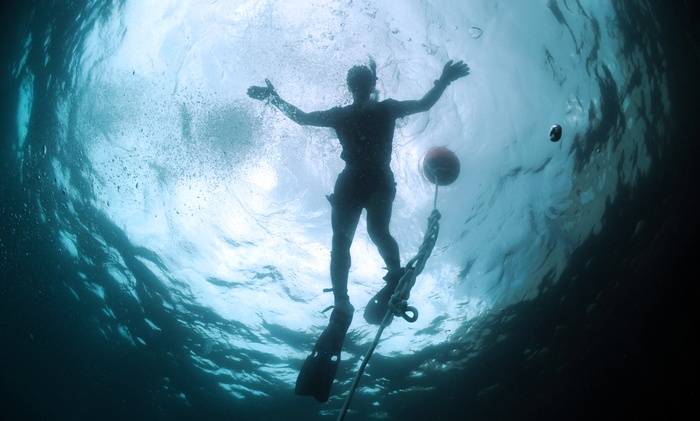 n_Arnold,_assigned_to_Mobile_Diving_and_Salvage_Unit_2,_snorkels_on_the_surface_to_monitor_multi.jpg