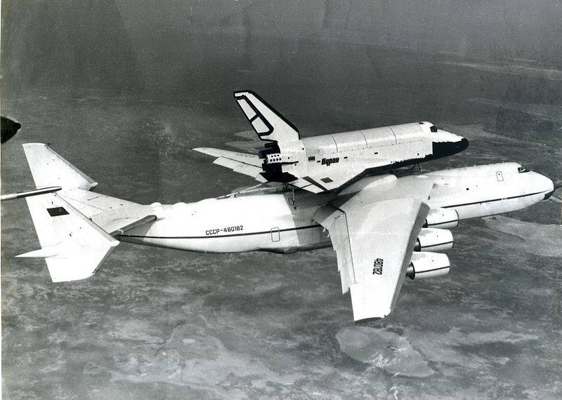 onov_An-225_with_Soviet_space_shuttle_Buran_on_top.jpg
