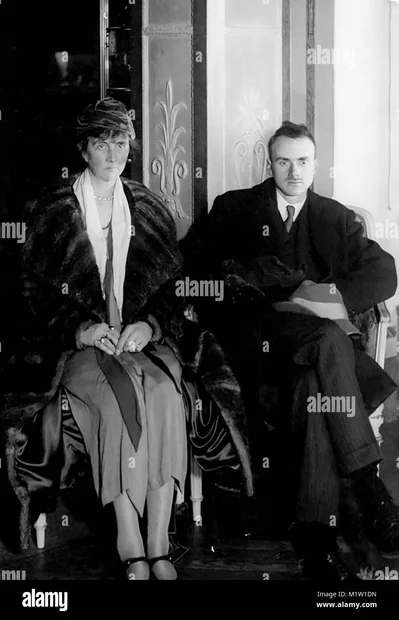 paul-adrien-maurice-dirac-1902-1984-in-1933-with-his-mother-in-stockholm-M1W1DN.webp