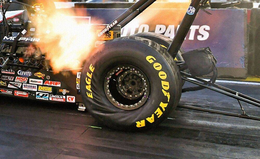 physics-of-dragster-tires-lead-1548877316.jpg