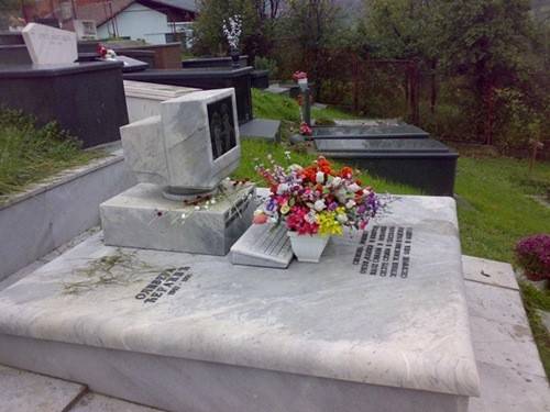 RIP_PC_tombe_cimetiere_thumb.jpg