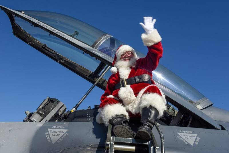 Santa-in-a-fighter-jet.jpg