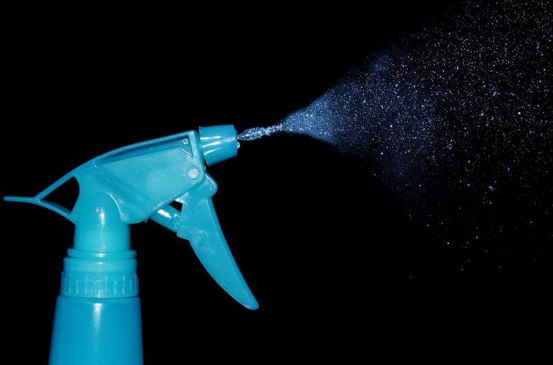 How do the nozzles on spray bottles work when misting?