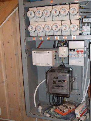 umb_643835_faste-installasjoner-kontakter-lamper-etc_stoerre-arbeid-hovedtavle-sikringsskap-osv-.jpg
